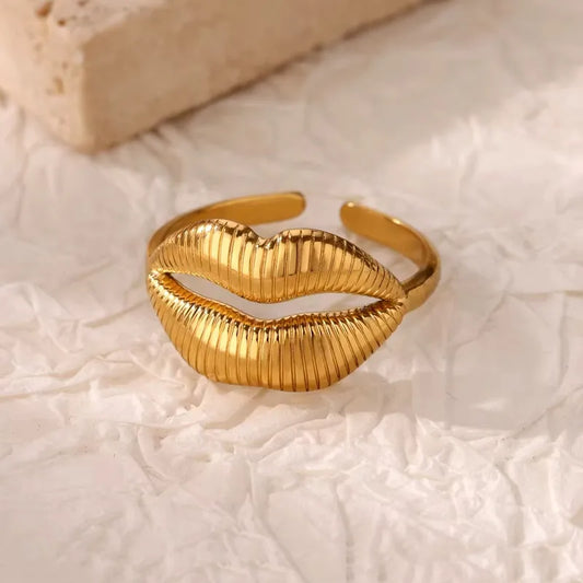 Chic Kiss Ring