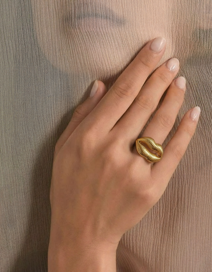 Chic Kiss Ring