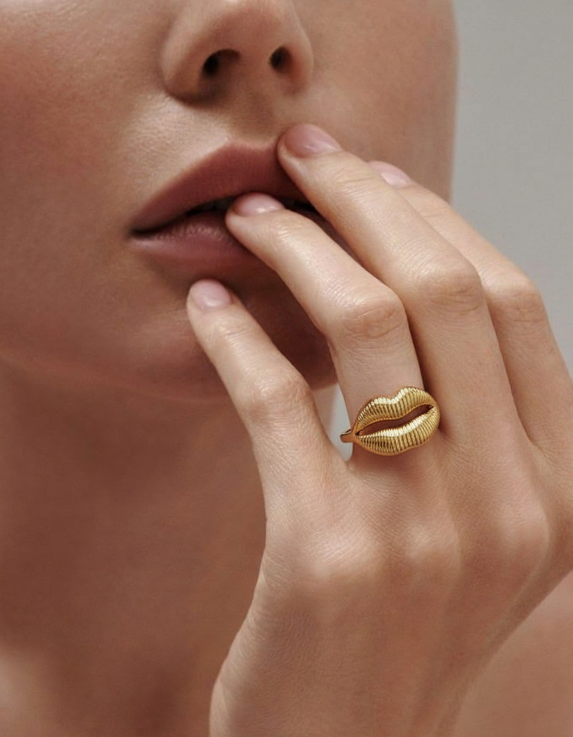 Chic Kiss Ring