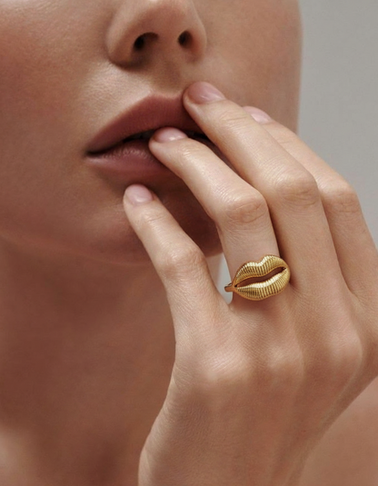Chic Kiss Ring