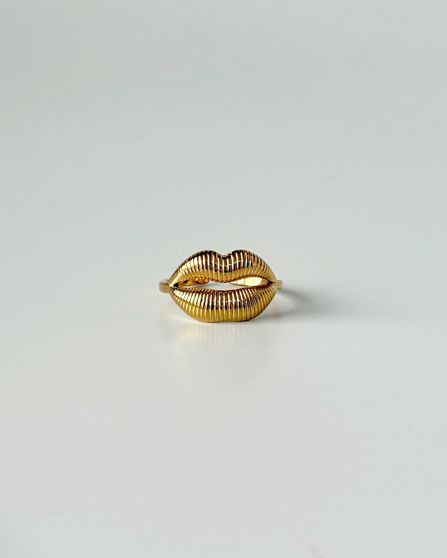 Chic Kiss Ring